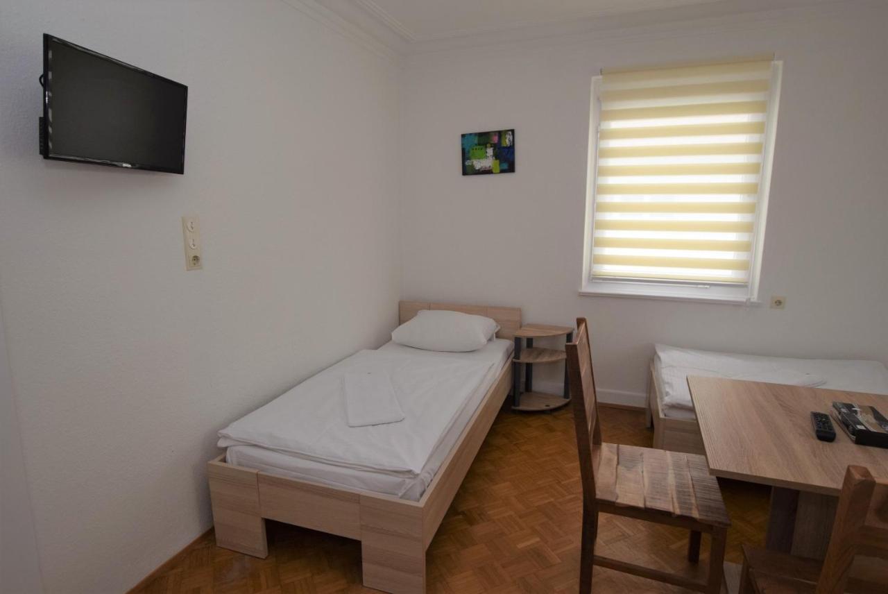 Nuertingen Zimmer ภายนอก รูปภาพ